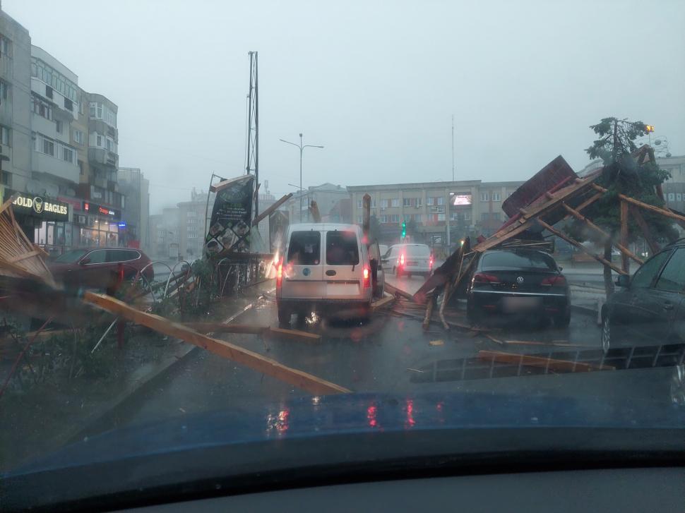 Ploile şi vântul puternic au făcut prăpad în mai multe judeţe din ţară. Un acoperiş s-a prăbuşit peste maşinile aflate în trafic  719126