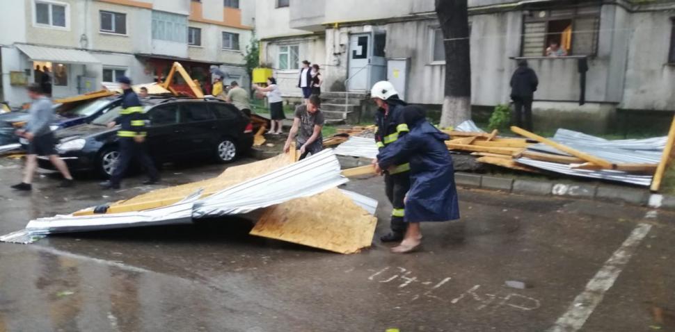 Ploile şi vântul puternic au făcut prăpad în mai multe judeţe din ţară. Un acoperiş s-a prăbuşit peste maşinile aflate în trafic  719173