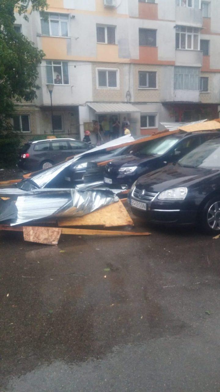 Ploile şi vântul puternic au făcut prăpad în mai multe judeţe din ţară. Un acoperiş s-a prăbuşit peste maşinile aflate în trafic  719174