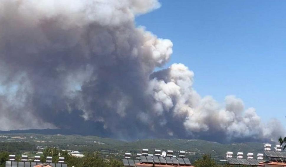 Sudul Turciei este în flăcări. Incendiile nemiloase  au ajuns la 75 de kilometri de stațiunea Antalya 719160