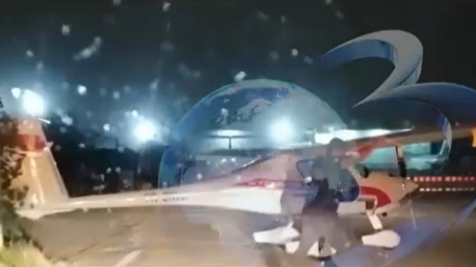 Momentul în care un avion este luat de vijelie, pe aeroportul din Otopeni
