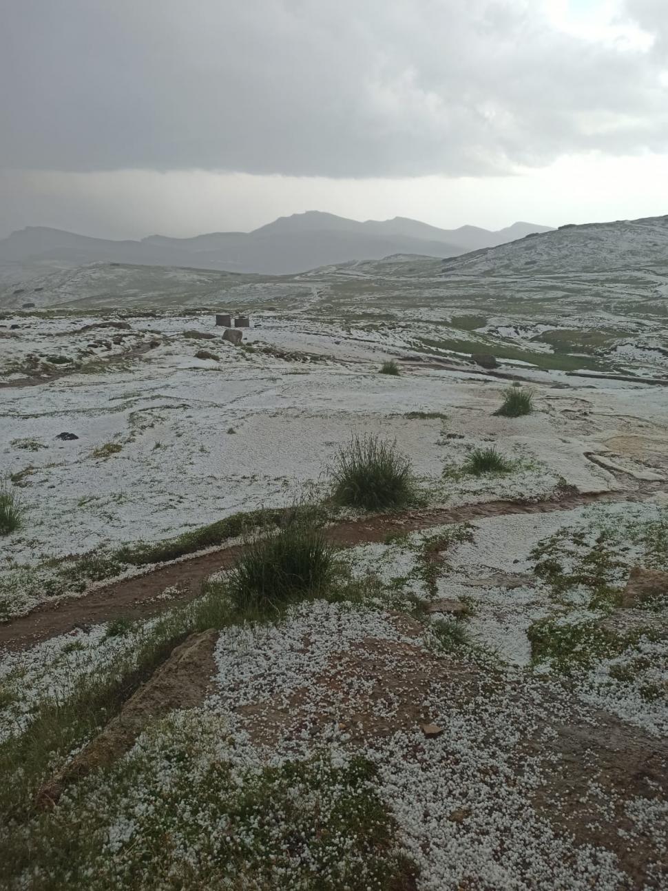 Rupere de nori și grindină pe platoul Bucegi, pe Valea Prahovei și în Bușteni 719298