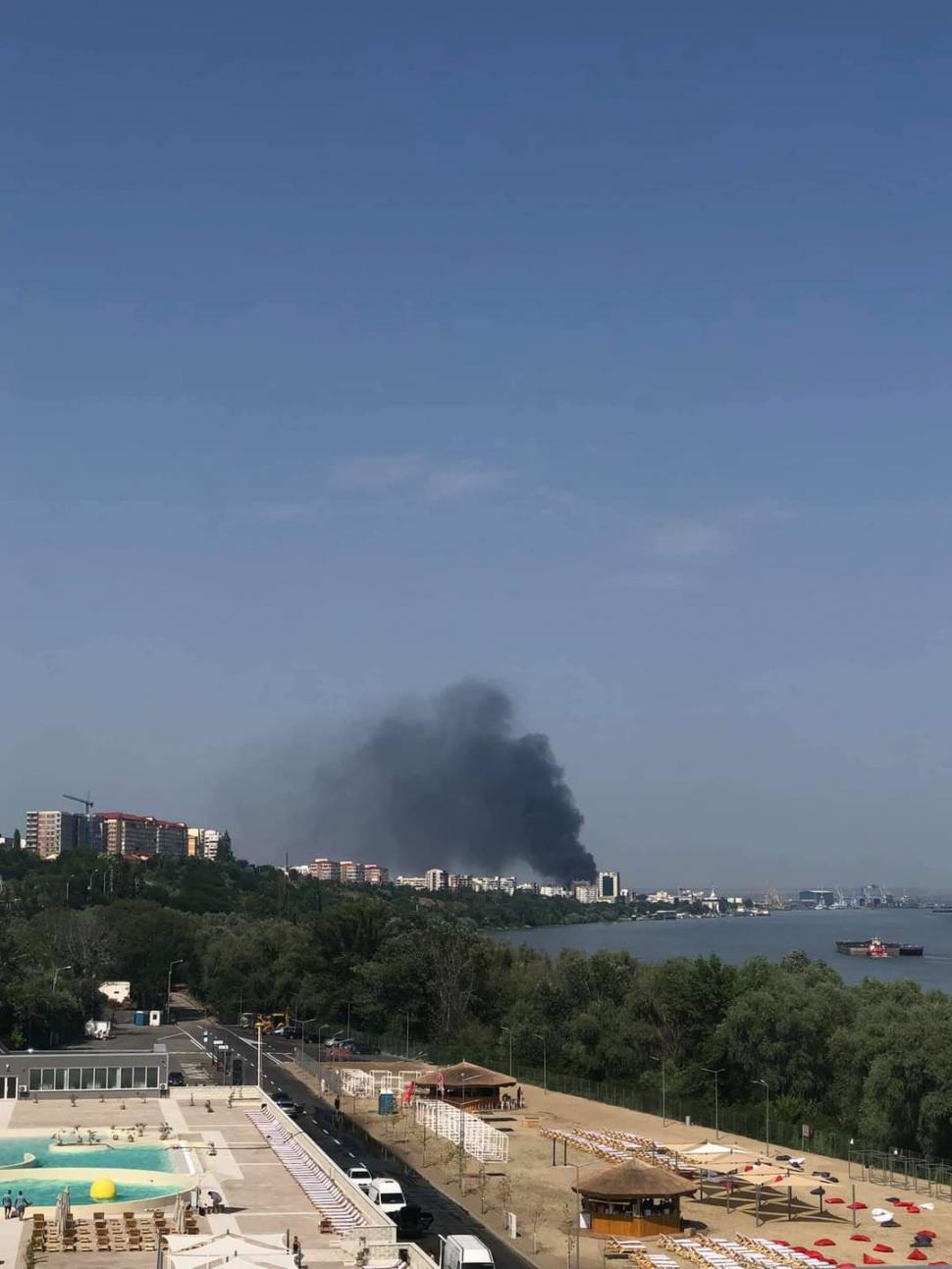 Incendiu puternic în Portul din Galați, la o hală de mase plastice!  719274