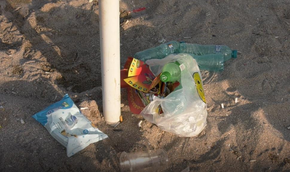 Plin de gunoaie la mare. Lipsa de educație și bun simt a turiștilor nu are limite. Pamperși, plastic și haine lăsate pe plaje 719419