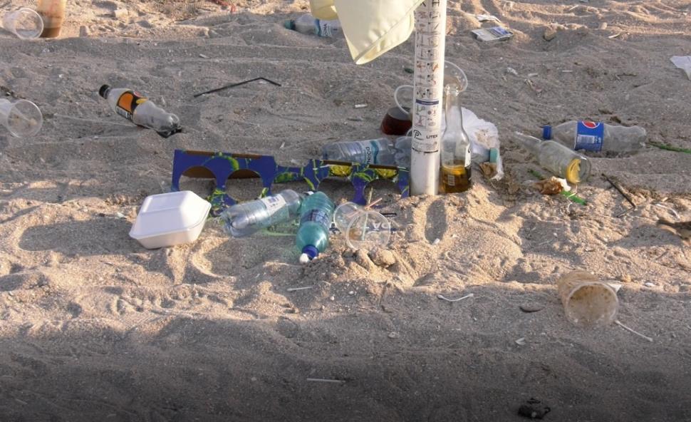 Plin de gunoaie la mare. Lipsa de educație și bun simt a turiștilor nu are limite. Pamperși, plastic și haine lăsate pe plaje 719420