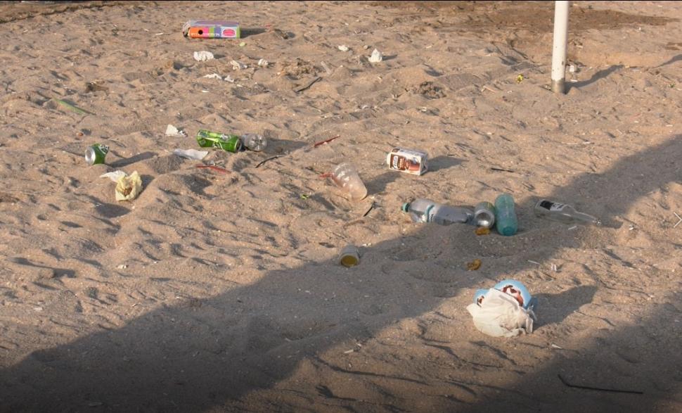 Plin de gunoaie la mare. Lipsa de educație și bun simt a turiștilor nu are limite. Pamperși, plastic și haine lăsate pe plaje 719421