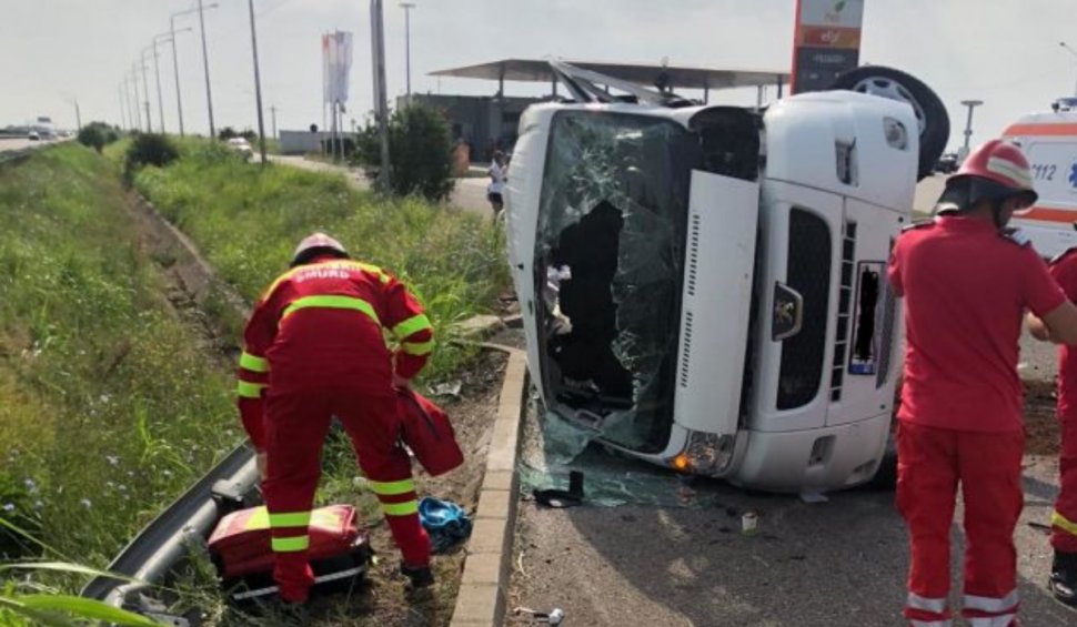 Microbuz răsturnat pe Autostrada Soarelui: 3 persoane au ajuns la spital. Elicopterul SMURD a fost chemat să intrevină