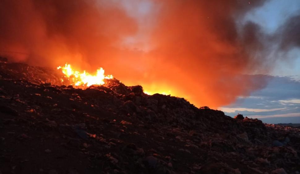 Incendiu masiv la o groapă de gunoi din Arad. A fost emisă avertizare RO-ALERT  719586