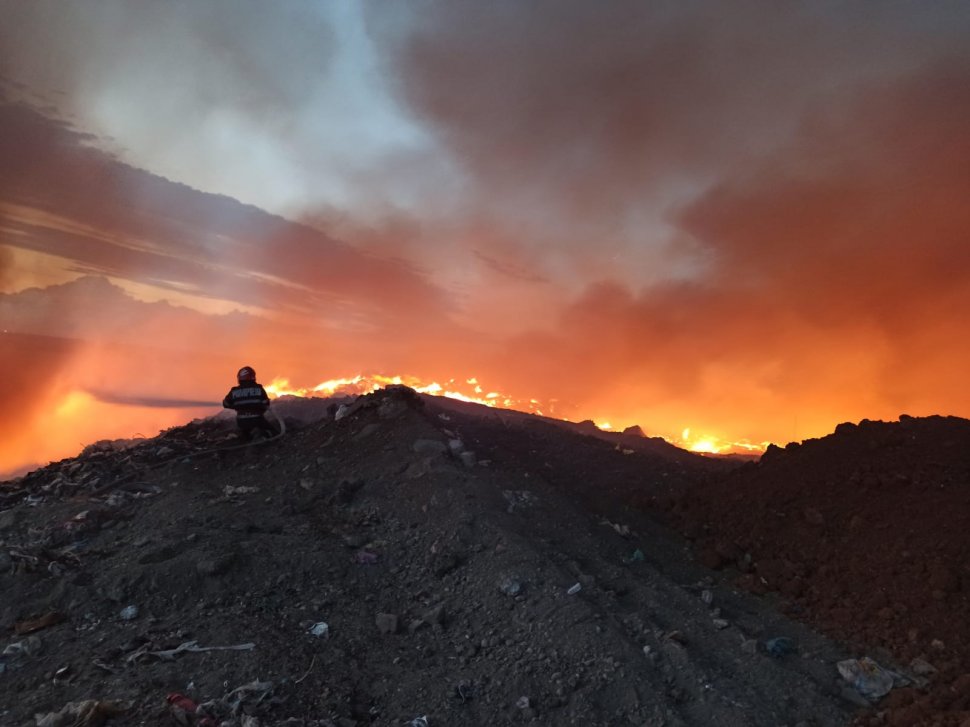 Incendiu masiv la o groapă de gunoi din Arad. A fost emisă avertizare RO-ALERT 