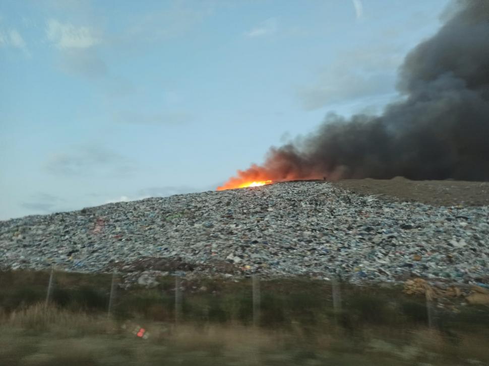 Incendiu masiv la o groapă de gunoi din Arad. A fost emisă avertizare RO-ALERT  719588