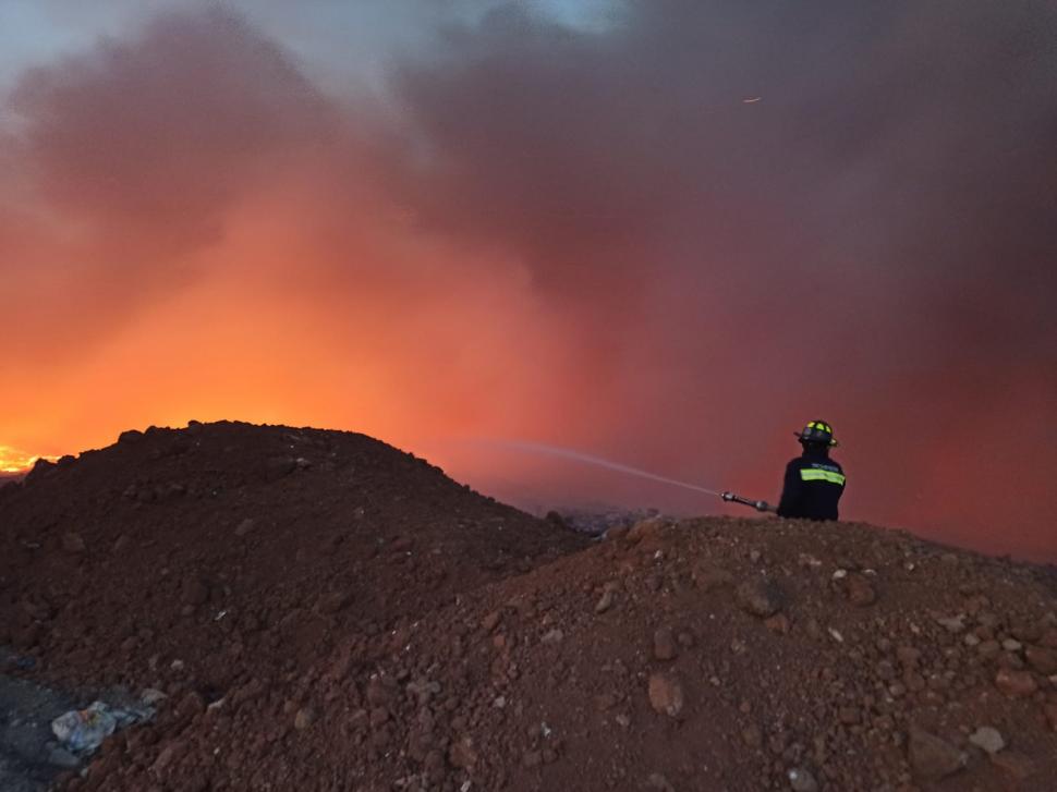 Incendiu masiv la o groapă de gunoi din Arad. A fost emisă avertizare RO-ALERT  719589