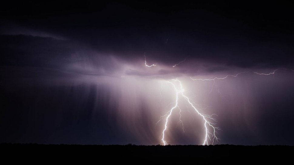 Meteorologii anunță furtuni puternice. 10 județe sunt sub cod portocaliu de vijelii și averse