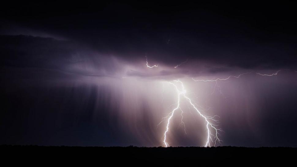 Meteorologii anunță furtuni puternice. 10 județe sunt sub cod portocaliu de vijelii și averse