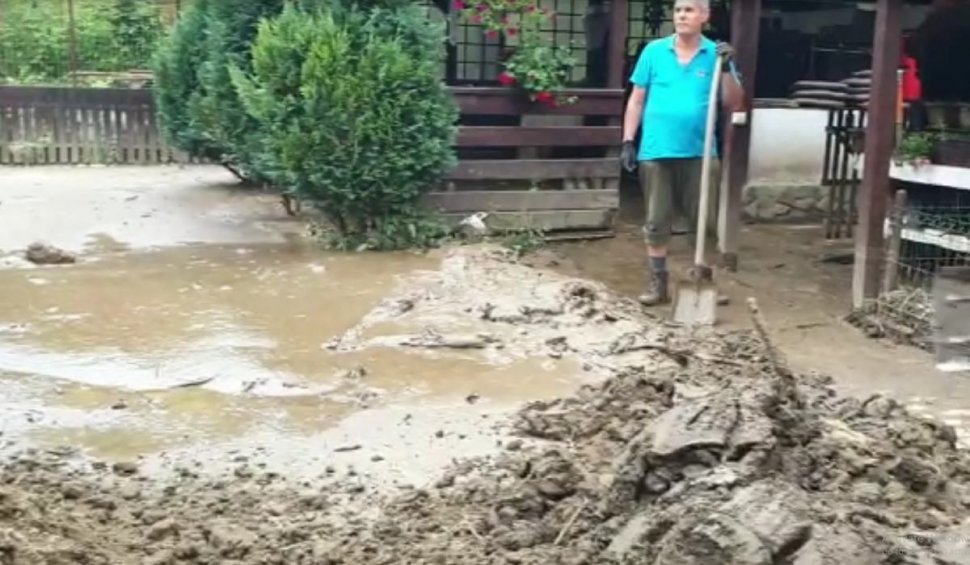 Moeciu, grav afectat de viitură: Curțile localnicilor au fost distruse, turiștii sunt blocați