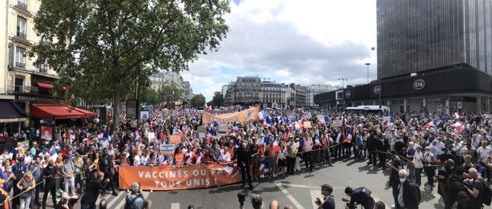 Proteste masive la Paris contra permisului sanitar. Au fost semnalate zgomote de explozii 719549