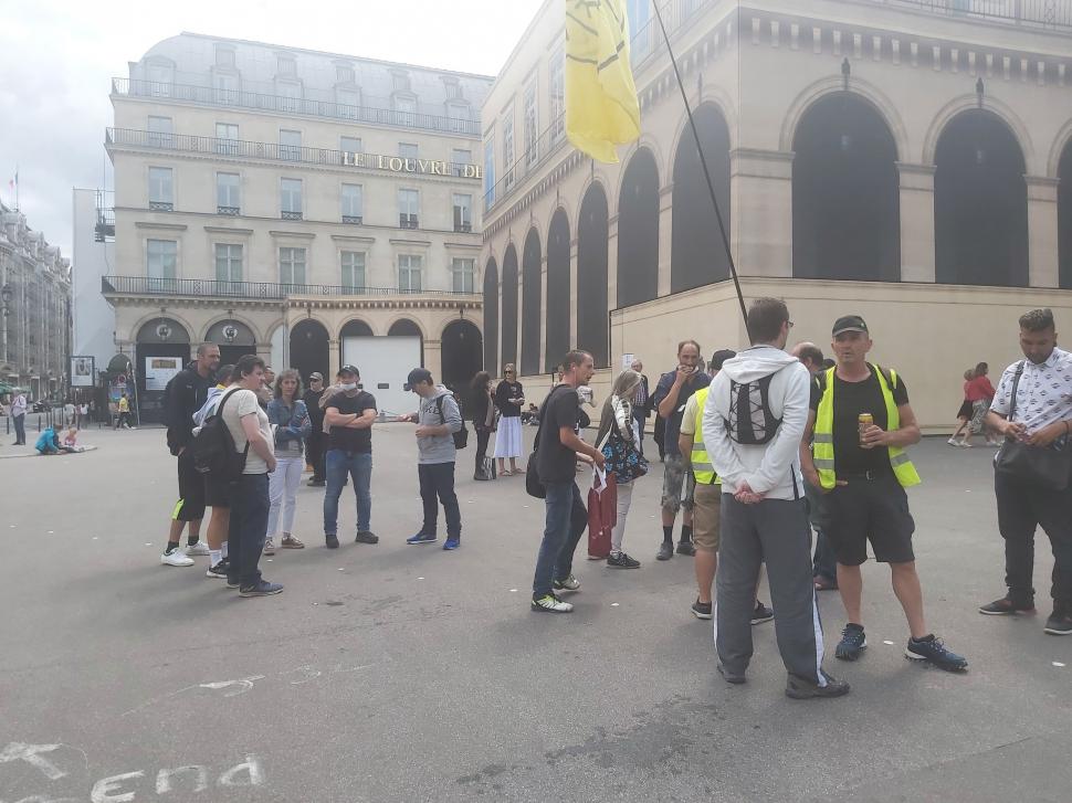 Proteste masive la Paris contra permisului sanitar. Au fost semnalate zgomote de explozii 719550