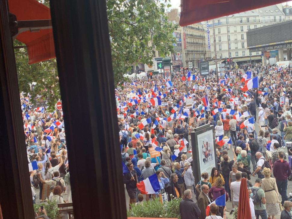 Proteste masive la Paris contra permisului sanitar. Au fost semnalate zgomote de explozii 719551