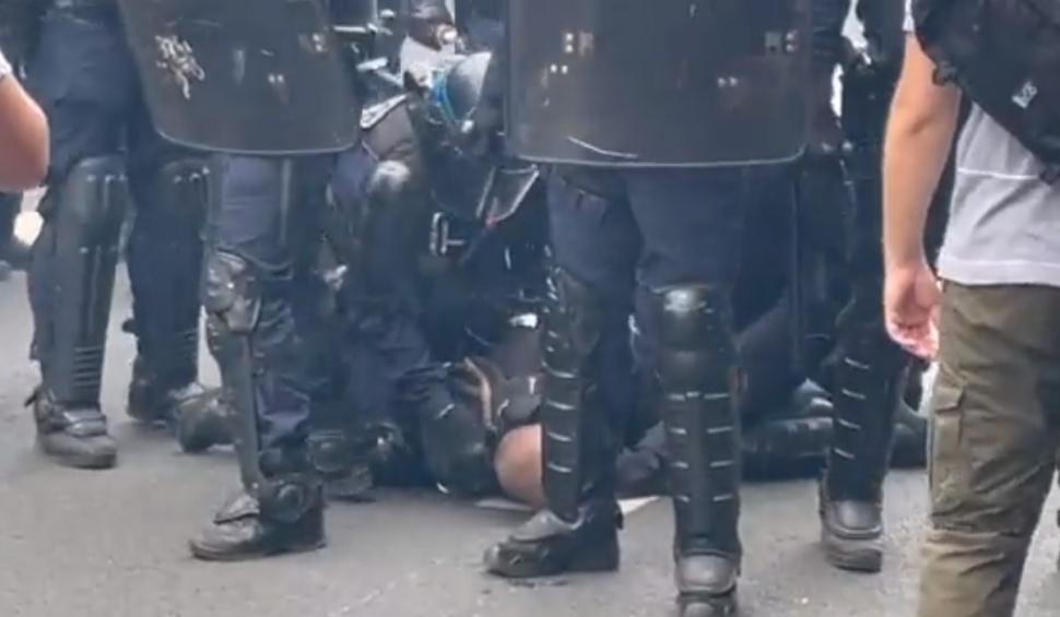 Proteste violente anti-vaccin în Franța. Jurnaliștii au fost atacați de manifestanți la Marsilia. La Paris, mai mulți jandarmi au luat foc după contactul cu o pubelă incendiată 719567