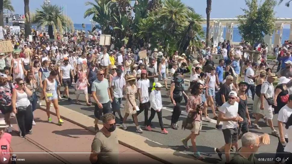 Proteste violente anti-vaccin în Franța. Jurnaliștii au fost atacați de manifestanți la Marsilia. La Paris, mai mulți jandarmi au luat foc după contactul cu o pubelă incendiată 719571