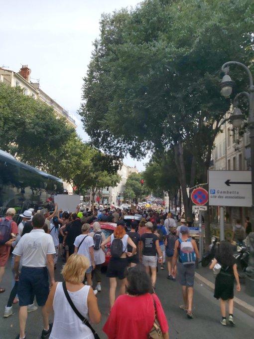 Proteste violente anti-vaccin în Franța. Jurnaliștii au fost atacați de manifestanți la Marsilia. La Paris, mai mulți jandarmi au luat foc după contactul cu o pubelă incendiată 719574