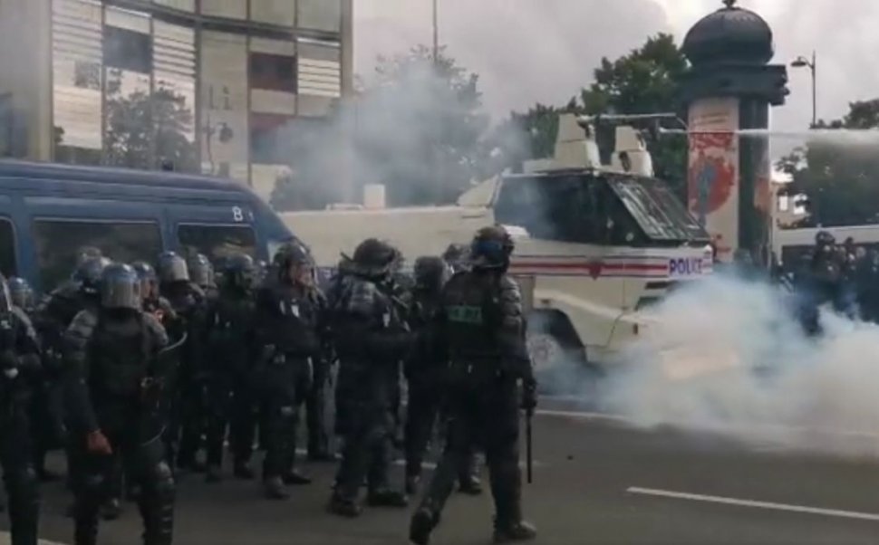 Proteste violente anti-vaccin în Franța. Jurnaliștii au fost atacați de manifestanți la Marsilia. La Paris, mai mulți jandarmi au luat foc după contactul cu o pubelă incendiată