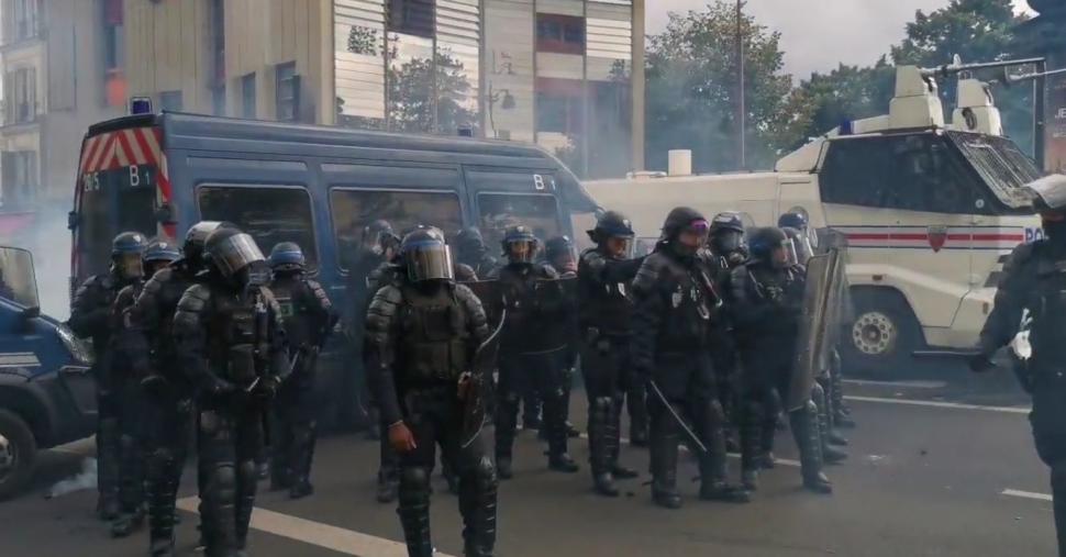 Proteste violente anti-vaccin în Franța. Jurnaliștii au fost atacați de manifestanți la Marsilia. La Paris, mai mulți jandarmi au luat foc după contactul cu o pubelă incendiată 719577