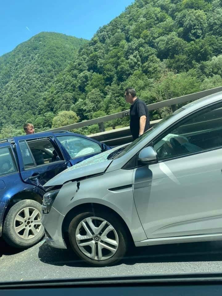 Accident cu 4 mașini, la limita dintre județele Sibiu și Vâlcea. Un şofer a intrat cu maşina pe cotrasens. Traficul este blocat 719657