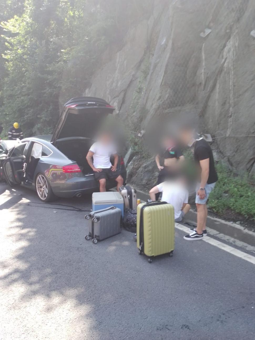 Accident cu 4 mașini, la limita dintre județele Sibiu și Vâlcea. Un şofer a intrat cu maşina pe cotrasens. Traficul este blocat 719661