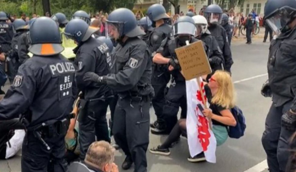 Protestatarii anti-restricții au atacat și hărțuit poliția din Berlin, la o zi după amplele mainfestații anti-vaccin din Franța