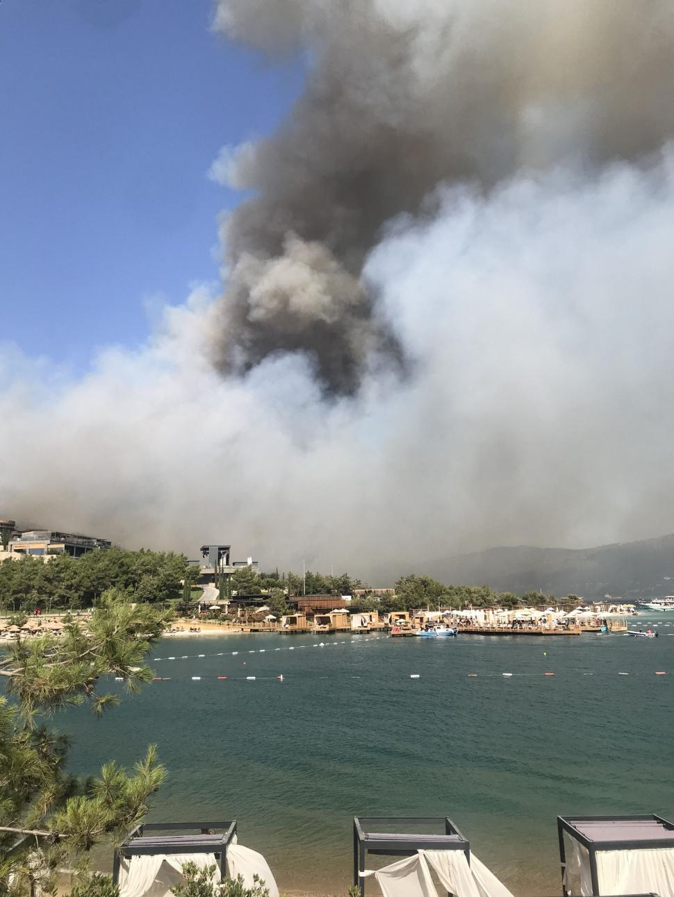  Imagini apocaliptice după incendiile masive la Bodrum, în Turcia, unde turiștii au fost evacuați de Garda de Coastă 719621