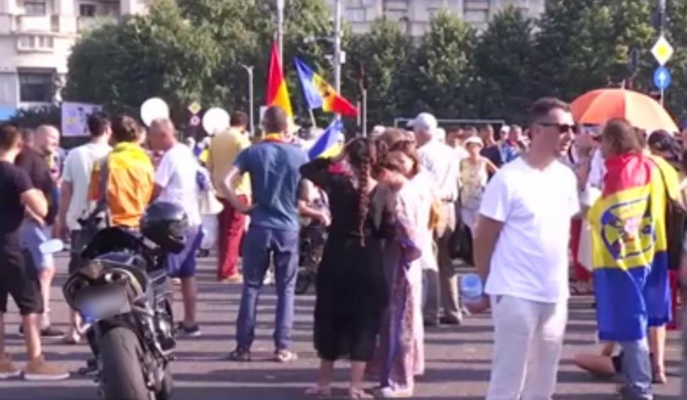 Sute de anti-vacciniști protestează în Piața Victoriei din București. Oamenii cer demisia guvernului