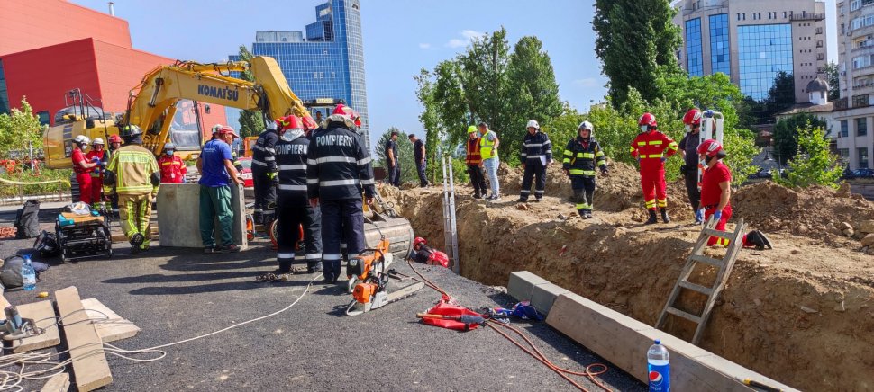 Mai mulți muncitori, prinși sub un mal de pământ lângă Biblioteca Națională din București. Doi bărbați au decedat