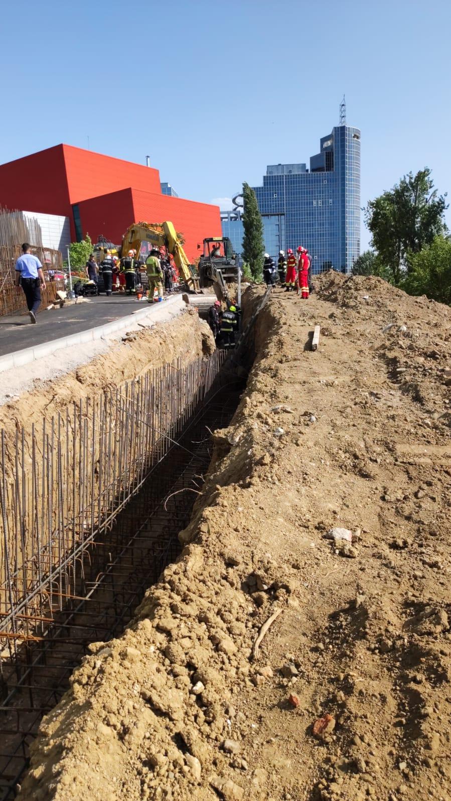 Mai mulți muncitori, prinși sub un mal de pământ lângă Biblioteca Națională din București. Doi bărbați au decedat 719819