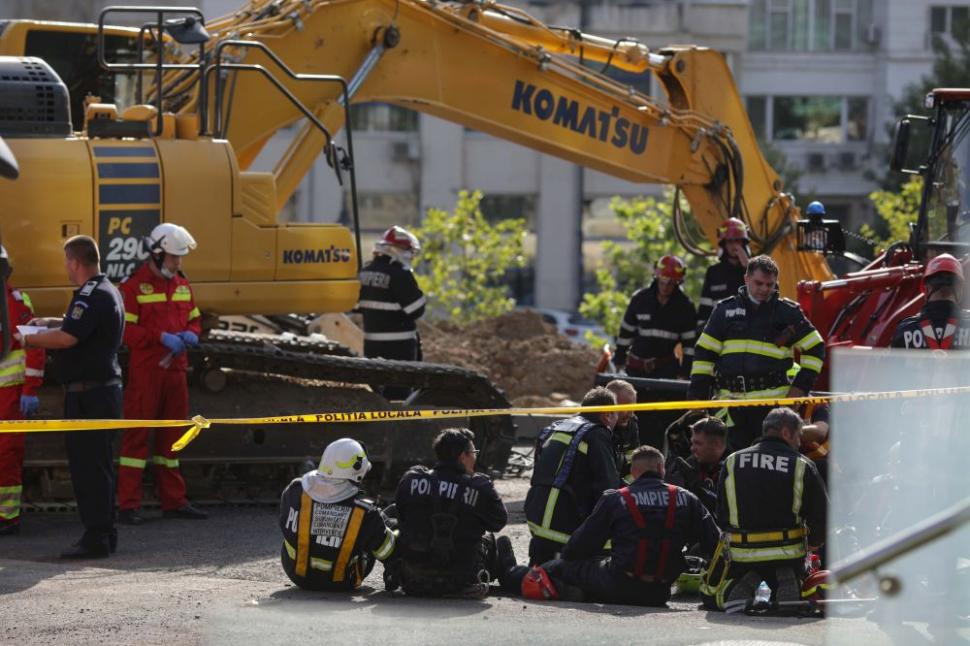 Mai mulți muncitori, prinși sub un mal de pământ lângă Biblioteca Națională din București. Doi bărbați au decedat 719846