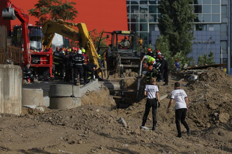 Mai mulți muncitori, prinși sub un mal de pământ lângă Biblioteca Națională din București. Doi bărbați au decedat 719849