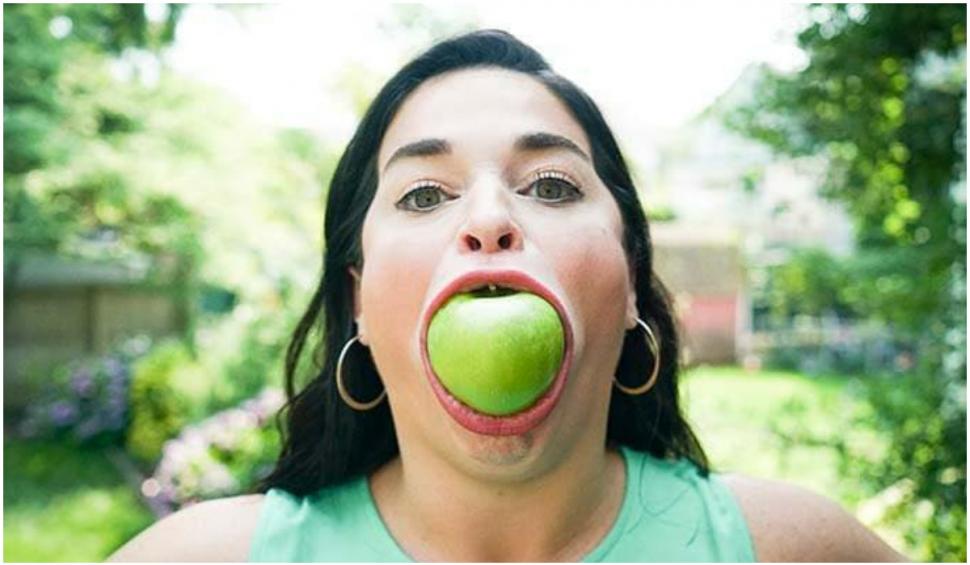 Numai gura e de ea: o femeie a intrat în Cartea Recordurilor pentru cea mai mare gură din lume 719773