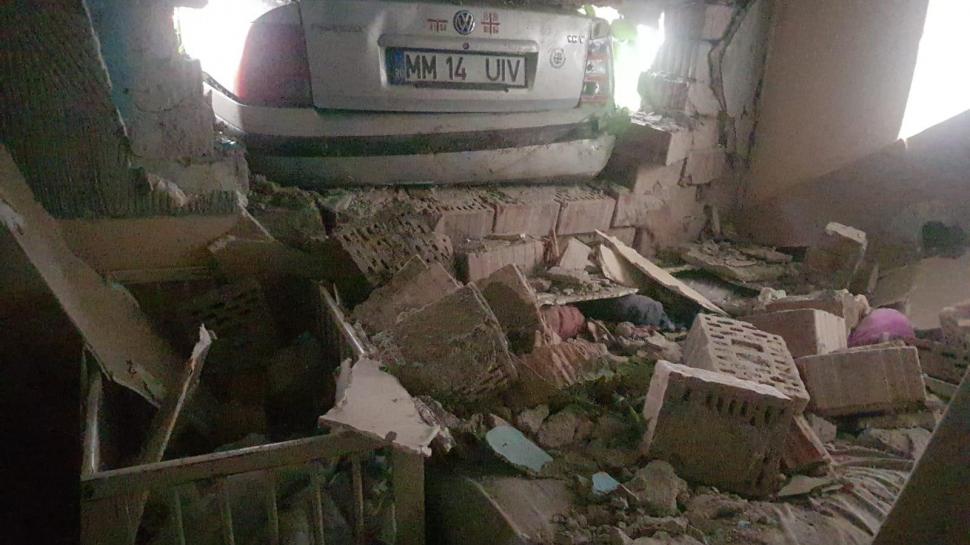 Două fetițe rănite, după ce o mașină a intrat în zidul camerei unde acestea dormeau. Șoferul în vârstă de 19 ani nu avea permis 719701