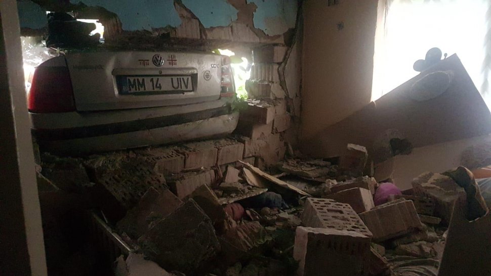 Două fetițe rănite, după ce o mașină a intrat în zidul camerei unde acestea dormeau. Șoferul în vârstă de 19 ani nu avea permis