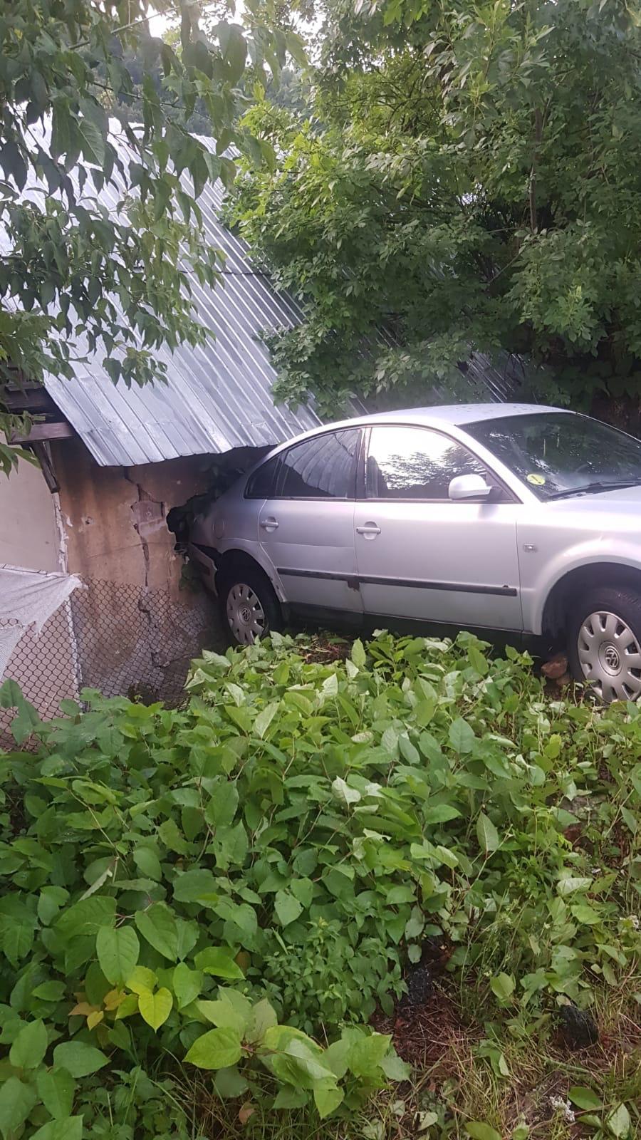 Două fetițe rănite, după ce o mașină a intrat în zidul camerei unde acestea dormeau. Șoferul în vârstă de 19 ani nu avea permis 719704