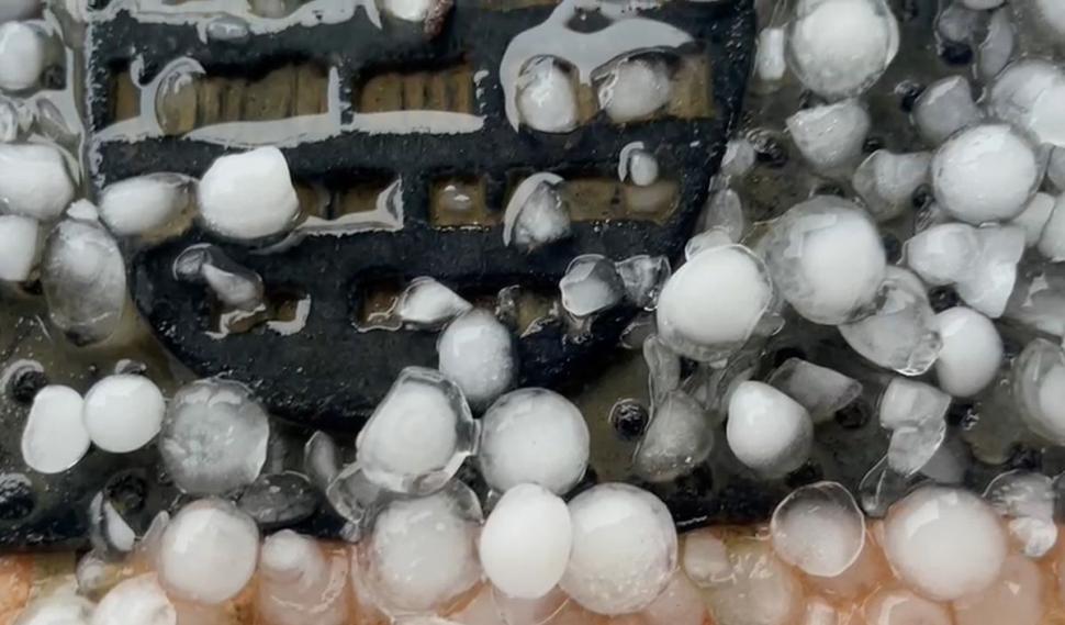 Furtună puternică cu grindină, la Timişoara. Curţile oamenilor, acoperite de o pătură de gheaţă 719713