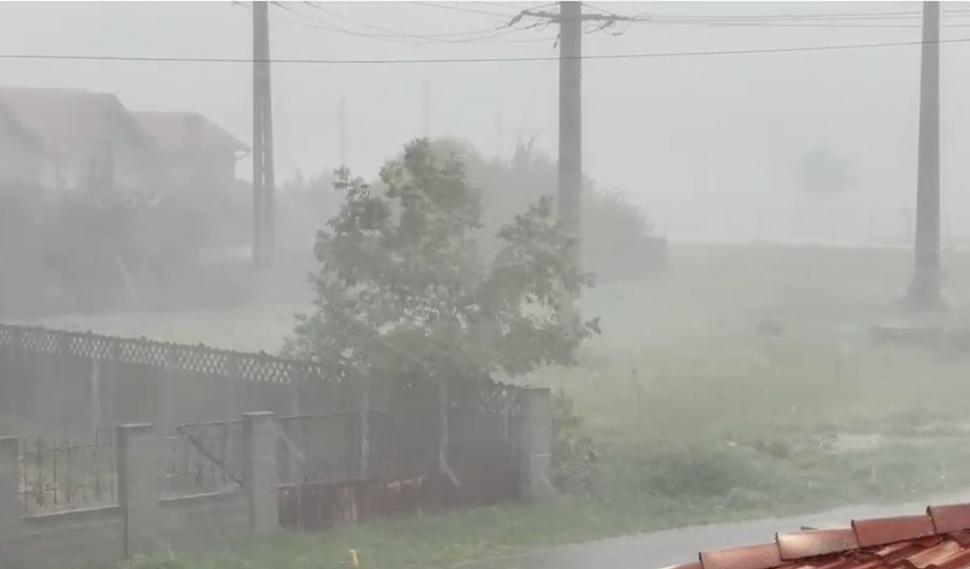 Furtună puternică cu grindină, la Timişoara. Curţile oamenilor, acoperite de o pătură de gheaţă 719714