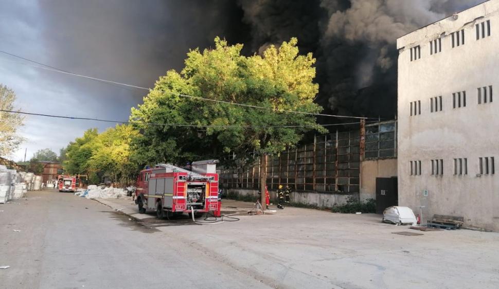 Incendiu la o hală de producţie de polistiren din Dâmboviţa. A fost emis mesaj Ro-Alert, sunt degajări mari de fum
