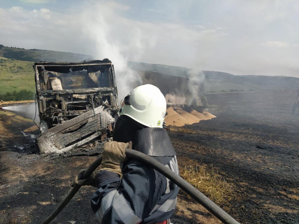 Incendiu devastator la Bunești. Peste 35 de hectare de grâu și miriște au fost mistuite de foc 719833