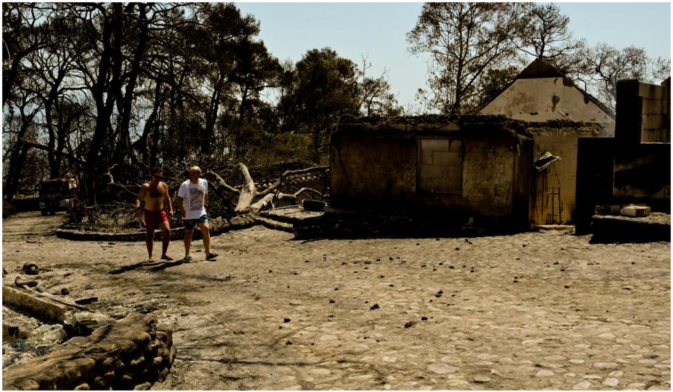 Insula Rhodos a rămas fără curent electric și apă din cauza incendiilor 719738