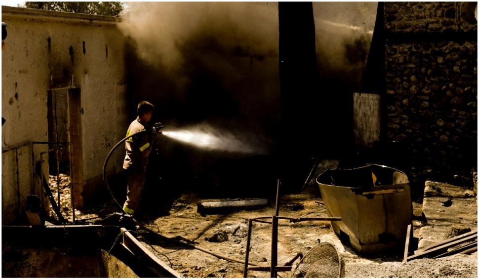 Insula Rhodos a rămas fără curent electric și apă din cauza incendiilor 719739