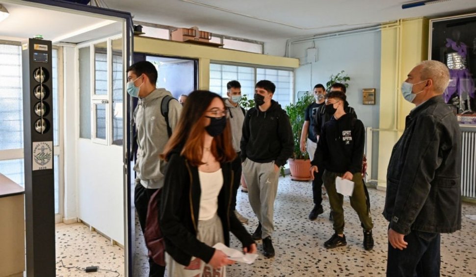 Profesorii ar putea fi suspendaţi dacă refuză testarea sau vaccinarea anti-COVID-19, în Grecia