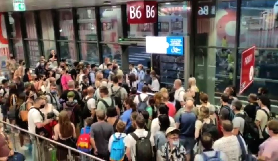 Români blocaţi ore în şir pe aeroportul din Bergamo: "Nu ne-a anunţat nimeni de zborurile amânate"