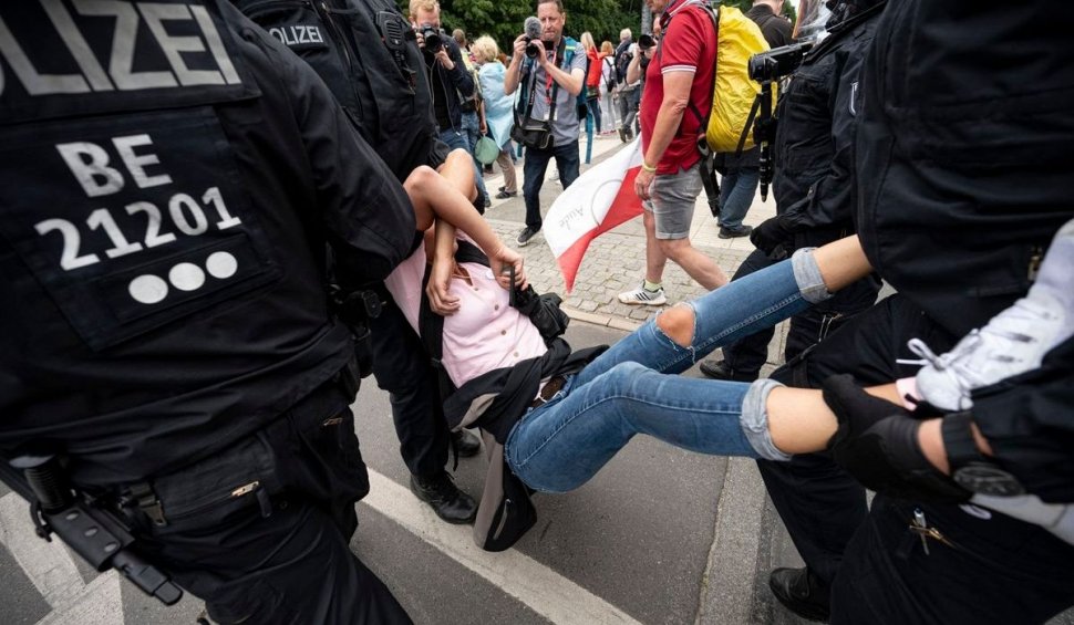 Sute de manifestanți anti-restricții au fost reținuți la Berlin. Un protestatar a murit