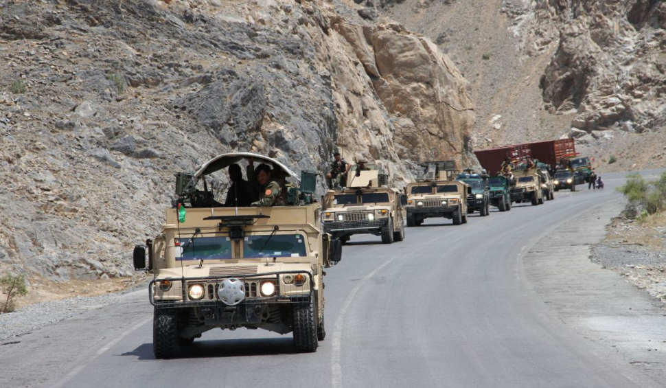 Talibanii afgani, la un pas să captureze prima capitală de provincie. Mesajul armatei către rezidenți:"Fugiți din oraș!"