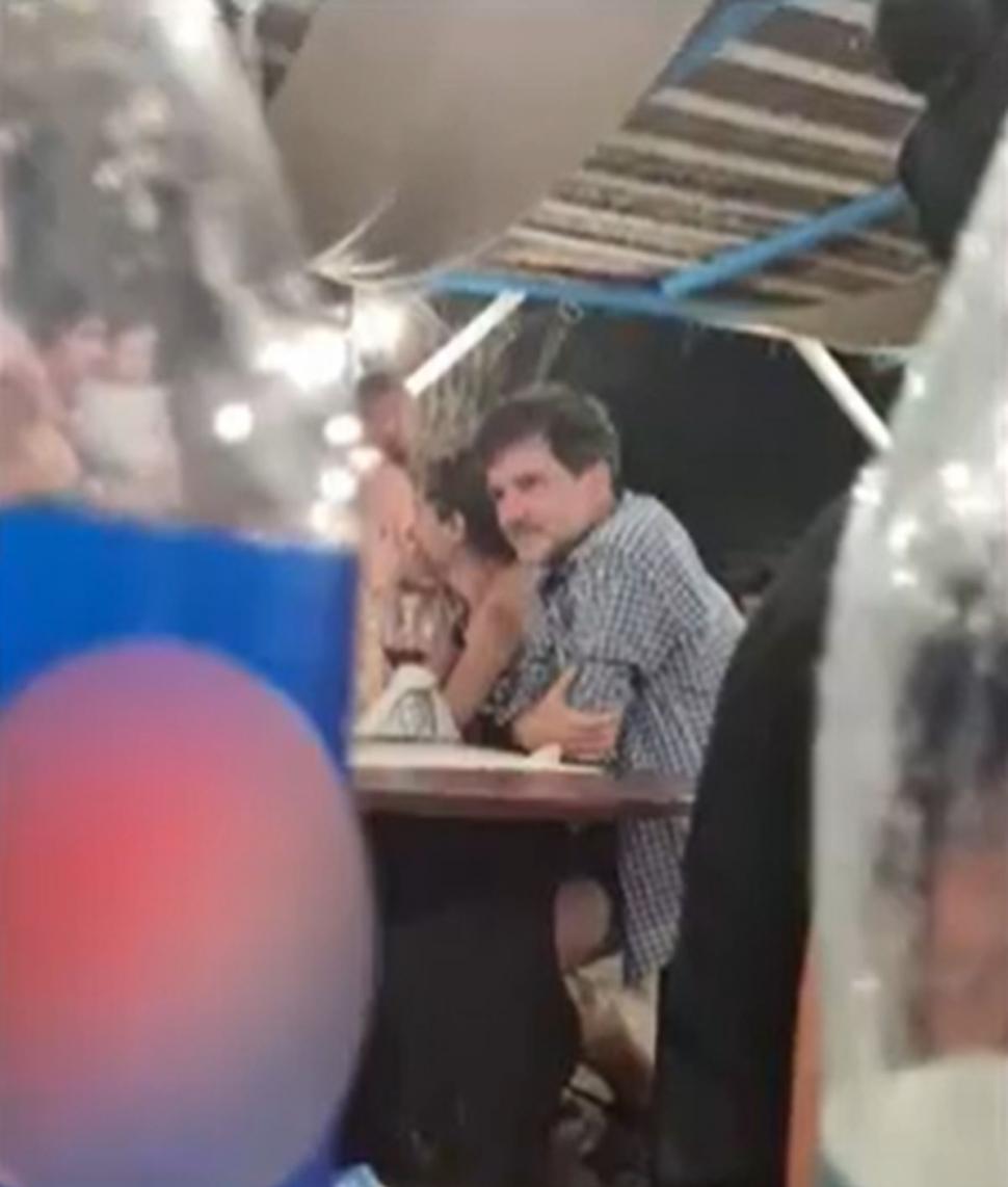 Nicușor Dan, surprins la plajă. Primarul a fost fotografiat în vacanță 720005